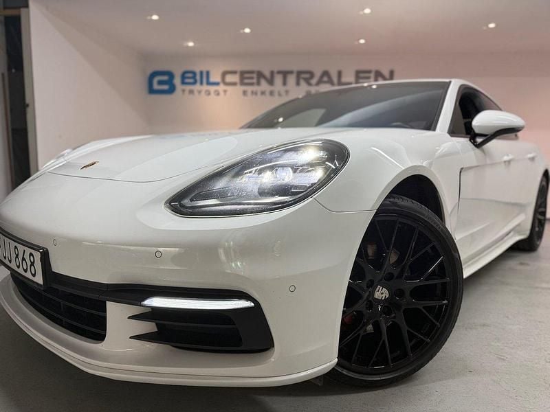 Vit Begagnad 2017 Porsche Panamera Halvkombi | 569 900 kr - Bild 1/4
