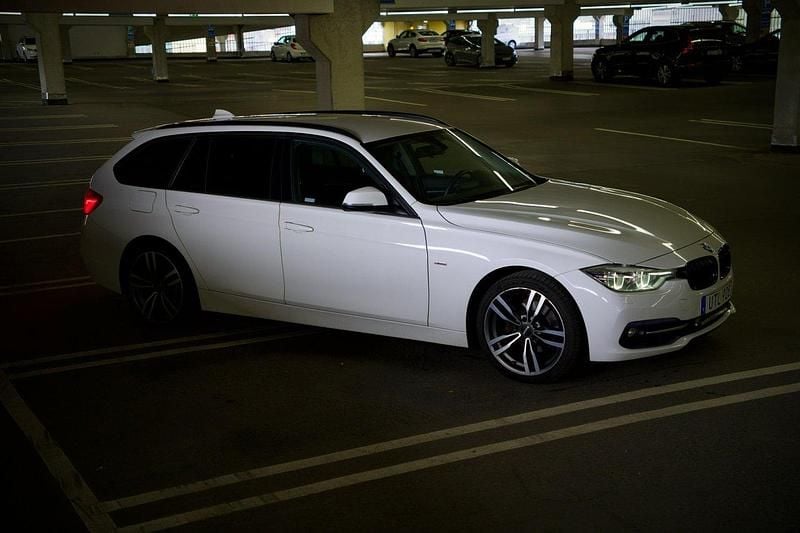 Vit Begagnad 2017 BMW 318 Sport Line Kombi | 159 900 kr (Marknadspris) - Bild 1/4