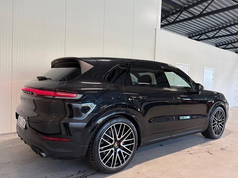 Begagnad Porsche Cayenne S E-Hybrid 520 HK (382 kW) 2024 Svart SUV