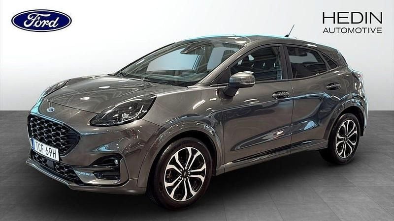 Grå Begagnad 2022 Ford Puma ST-Line SUV | 199 900 kr (Marknadspris) - Bild 1/4