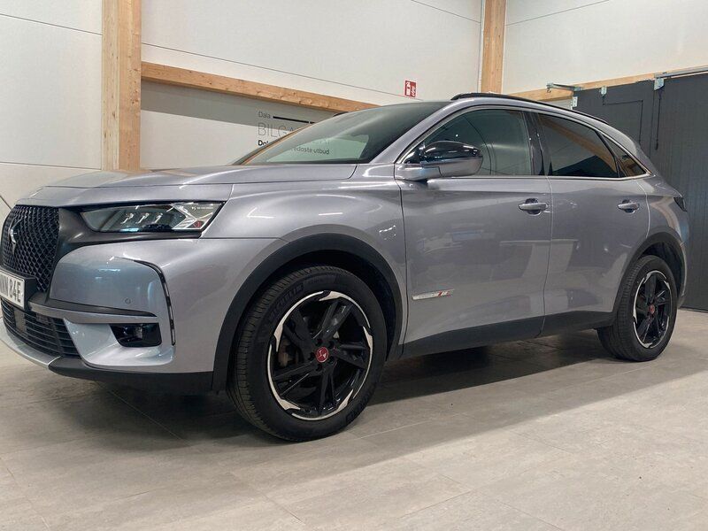 Grå Begagnad 2022 DS Automobiles DS7 Crossback Business SUV | 274 900 kr (Marknadspris) - Bild 1/4