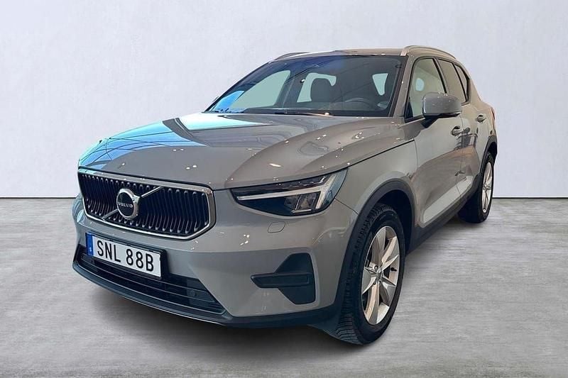 Grå Begagnad 2024 Volvo XC40 Core SUV | 349 900 kr (Bra pris) - Bild 1/4