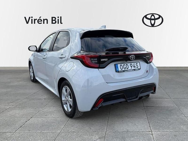 Begagnad Toyota Yaris Hybrid Sport 117 HK (86 kW) 2022 Grå Halvkombi