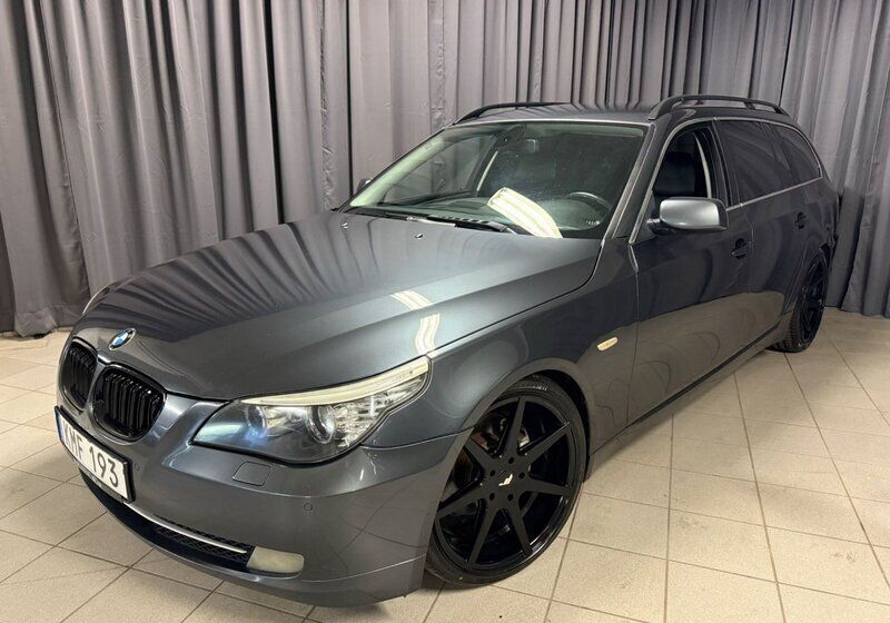 Grå Begagnad 2009 BMW 525 Kombi | 59 900 kr (Marknadspris) - Bild 1/4