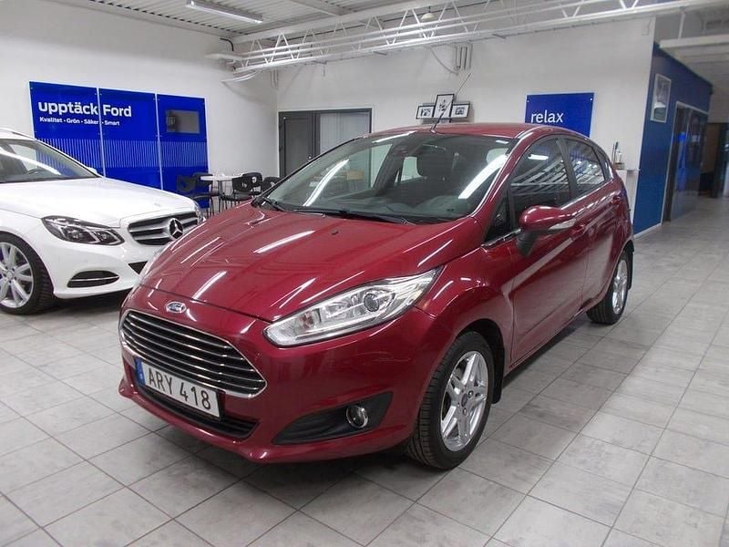 Begagnad Ford Fiesta Titanium 101 HK (74 kW) 2014 Röd (hot magenta met) Halvkombi