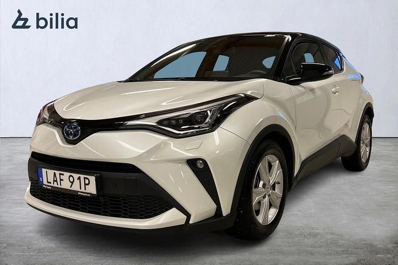 Vit Begagnad 2022 Toyota C-HR Edition SUV | 299 000 kr (Marknadspris) - Bild 1/3