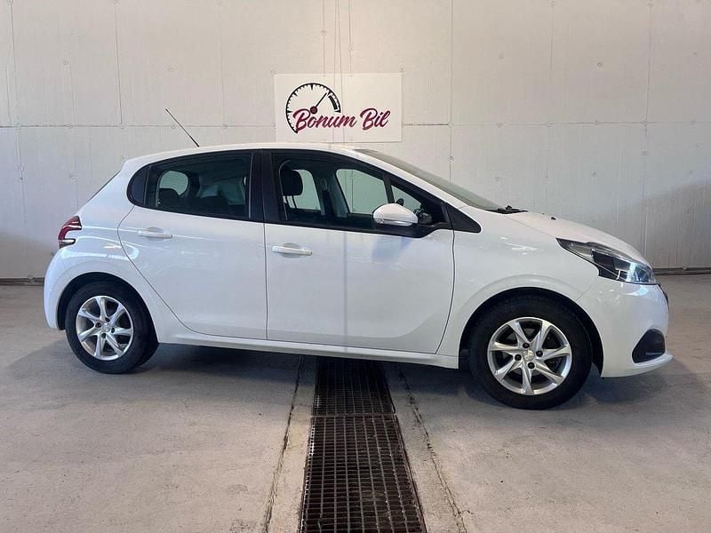 Flerfärgad Begagnad 2016 Peugeot 208 Halvkombi | 62 900 kr (Marknadspris) - Bild 1/4