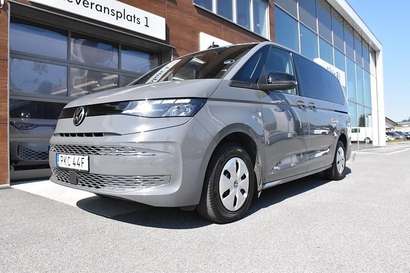 Grå Begagnad 2022 VW Multivan Van | 485 700 kr (Marknadspris) - Bild 1/4