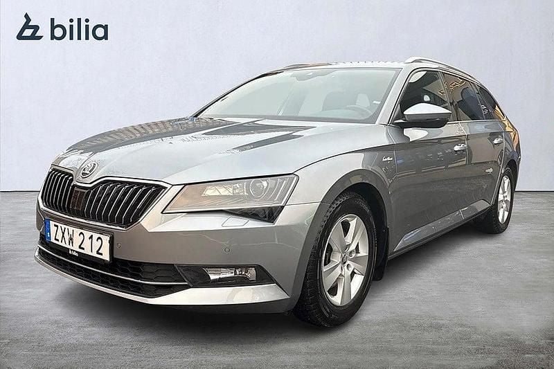 Grå Begagnad 2018 Skoda Superb LAURIN & KLEMENT Kombi | 249 000 kr (Marknadspris) - Bild 1/4