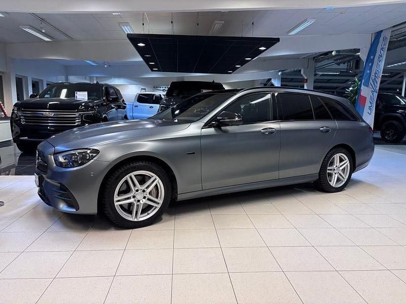 Selenitgrå magno metallic (matt) Begagnad 2021 Mercedes E300 AMG line Kombi | 369 000 kr (Marknadspris) - Bild 1/4