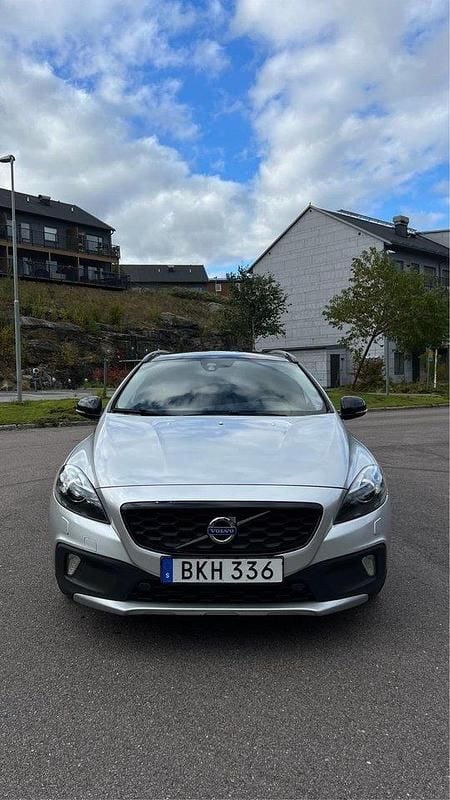 Silver Begagnad 2014 Volvo V40 CC Momentum Kombi | 139 000 kr (Bra pris) - Bild 1/4