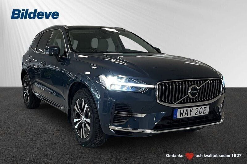 Mörkblå (blå) Begagnad 2023 Volvo XC60 Core SUV | 489 900 kr (Marknadspris) - Bild 1/4