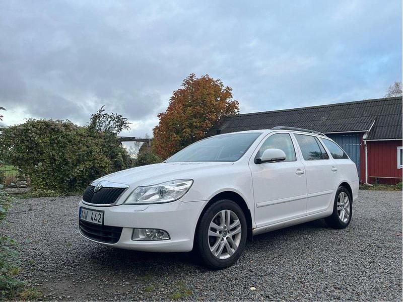 Vit Begagnad 2013 Skoda Octavia Elegance Kombi | 85 000 kr (Bra pris) - Bild 1/1