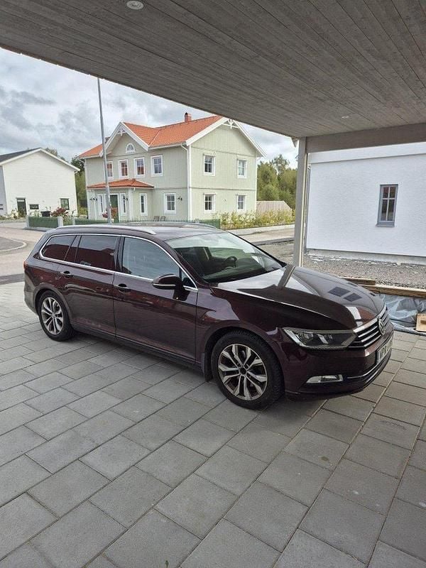 Röd Begagnad 2017 VW Passat Kombi | 110 000 kr (Superpris) - Bild 1/4