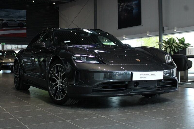 Mörkgrå Ny 2024 Porsche Taycan Sport Turismo Sedan | 1 155 000 kr (Superpris) - Bild 1/4