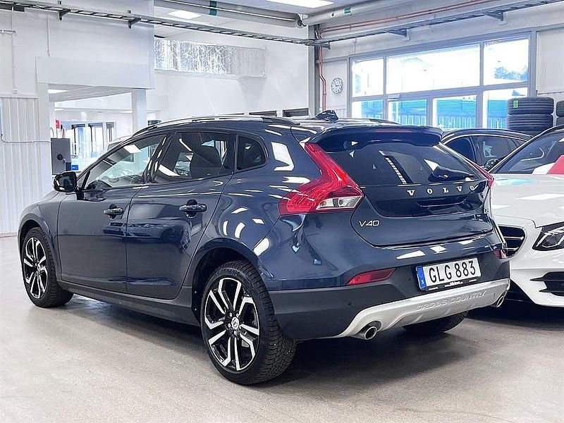 Begagnad Volvo V40 Summum 150 HK (110 kW) 2016 Mörkblå Halvkombi