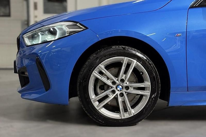 Begagnad BMW 118 Shadowline 136 HK (100 kW) 2021 Blå Halvkombi