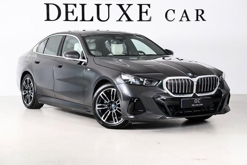Grå Begagnad 2024 BMW 530e M Sport Sedan | 619 000 kr (Superpris) - Bild 1/4