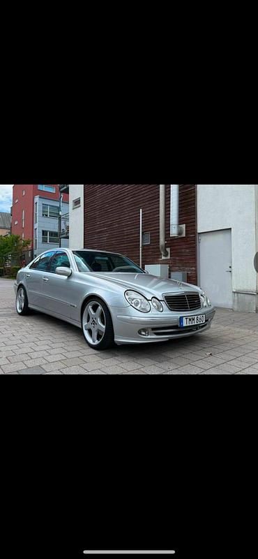 Begagnad 2003 Mercedes E500 Sedan | 69 900 kr - Bild 1/4