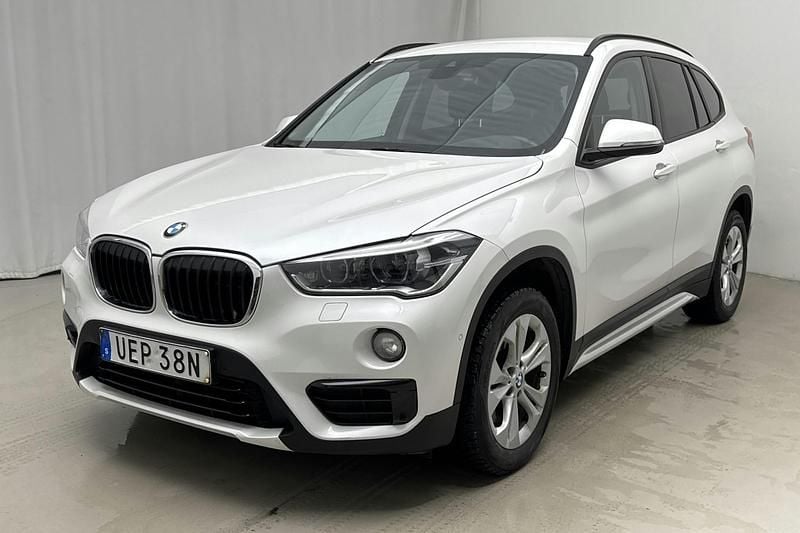 Vit Begagnad 2019 BMW X1 Sport Line SUV | 244 900 kr (Superpris) - Bild 1/4