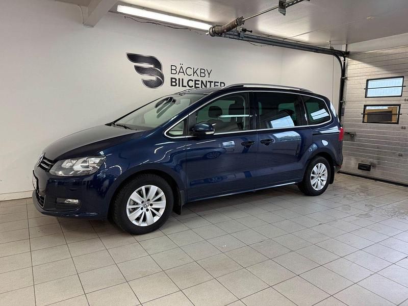 Mörkblå Begagnad 2013 VW Sharan Minibuss | 139 900 kr (Marknadspris) - Bild 1/4