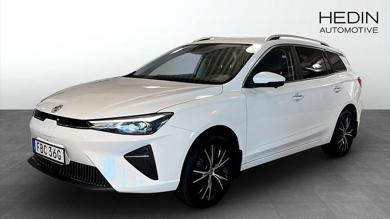 Vit (white) Begagnad 2022 MG MG5 EV Kombi | 329 900 kr - Bild 1/4