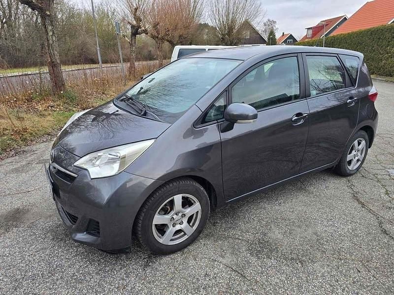 Begagnad 2011 Toyota Verso-S Minibuss | 84 900 kr (Marknadspris) - Bild 1/4