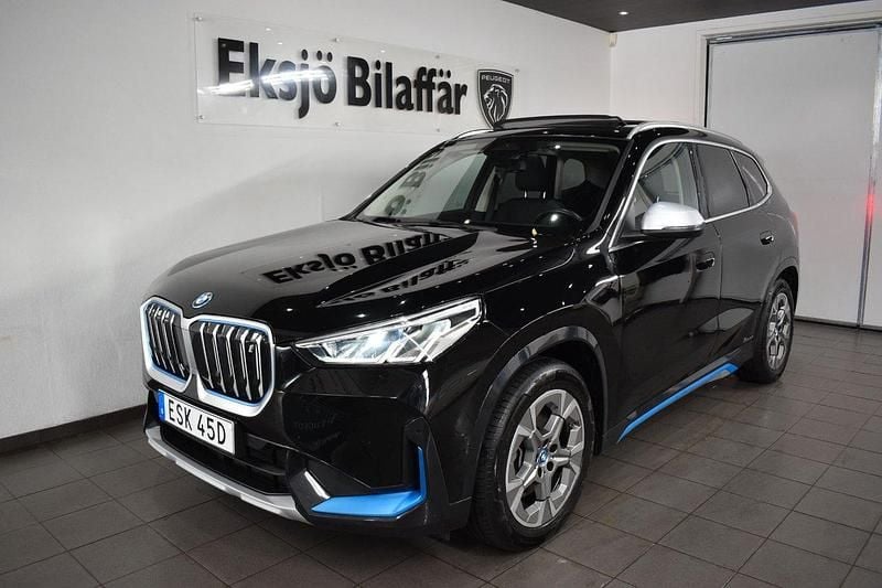 Svart Begagnad 2023 BMW iX1 xLine SUV | 419 500 kr - Bild 1/4