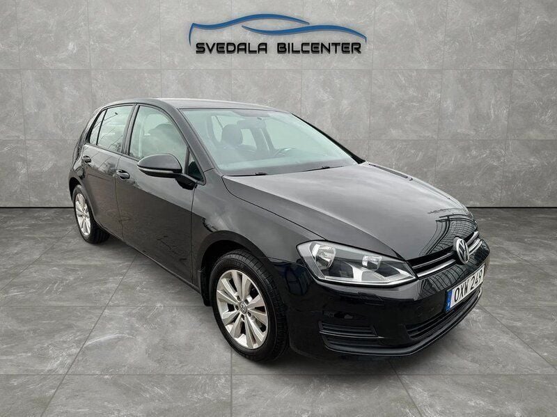 Svart Begagnad 2015 VW Golf VII S Halvkombi | 104 900 kr (Marknadspris) - Bild 1/4