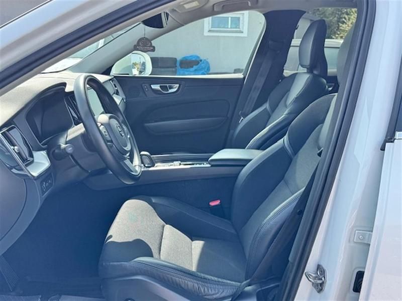 Begagnad Volvo XC60 Momentum 392 HK (288 kW) 2020 Vit SUV