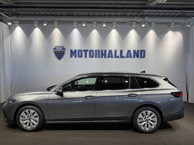 Grå Ny 2025 VW Passat Business Kombi | 499 900 kr (Bra pris) - Bild 1/4