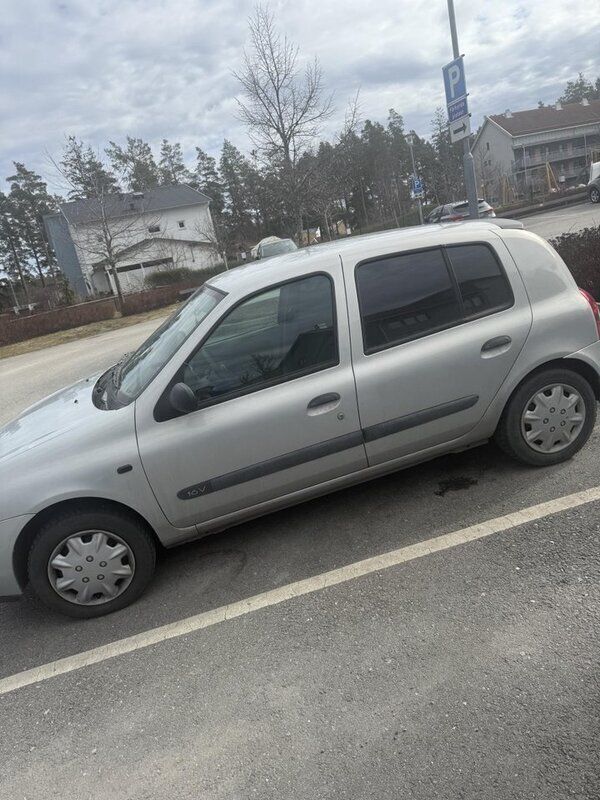 Grå Begagnad 2005 Renault Clio R.S. Expression Halvkombi | 17 000 kr (Marknadspris) - Bild 1/4