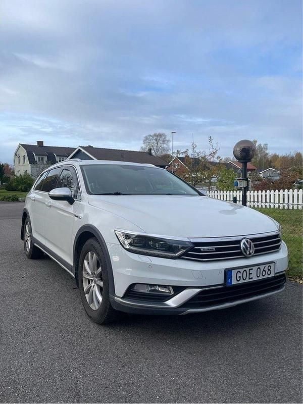 Vit Begagnad 2017 VW Passat Alltrack Kombi | 140 000 kr (Lite dyr) - Bild 1/4