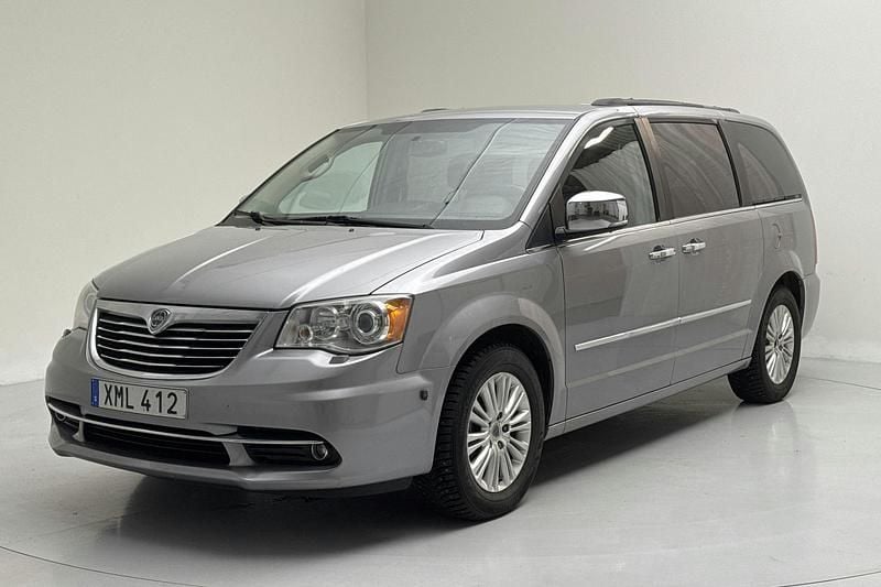 Grå Begagnad 2014 Lancia Voyager Gold Minibuss | 122 000 kr (Bra pris) - Bild 1/4