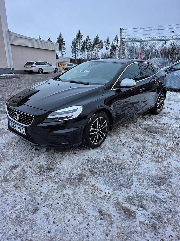 Begagnad Volvo V40 R-Design 190 HK (139 kW) 2017 Svart Halvkombi