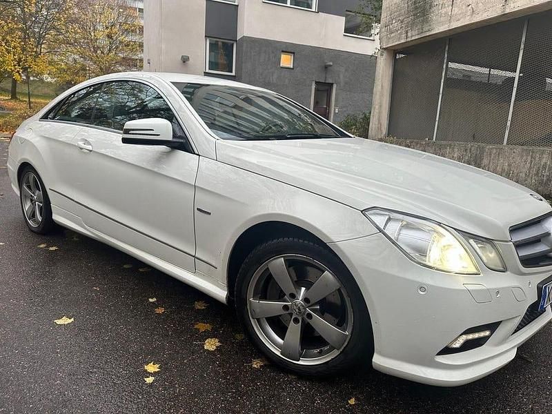 Begagnad Mercedes E200 AMG 184 HK (135 kW) 2010 Vit Sportkupé