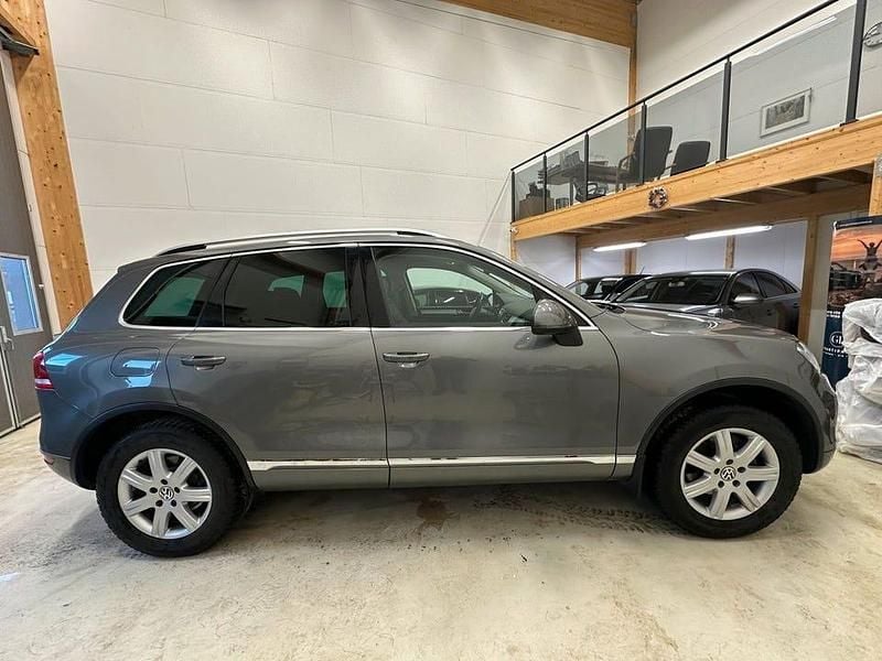 Grå Begagnad 2014 VW Touareg SUV | 169 000 kr (Marknadspris) - Bild 1/4