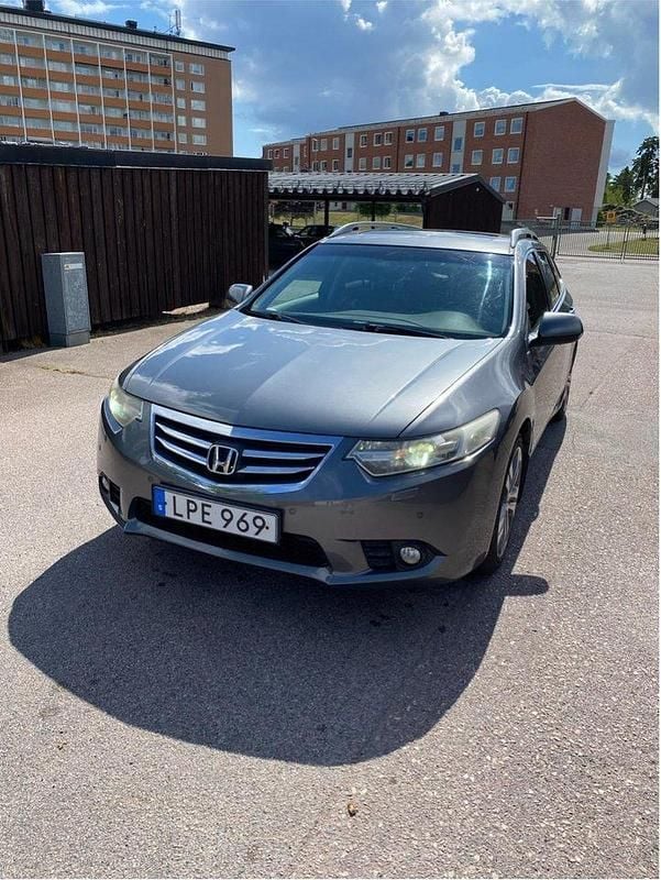 Grå Begagnad 2012 Honda Accord Executive Kombi | 68 500 kr (Superpris) - Bild 1/4