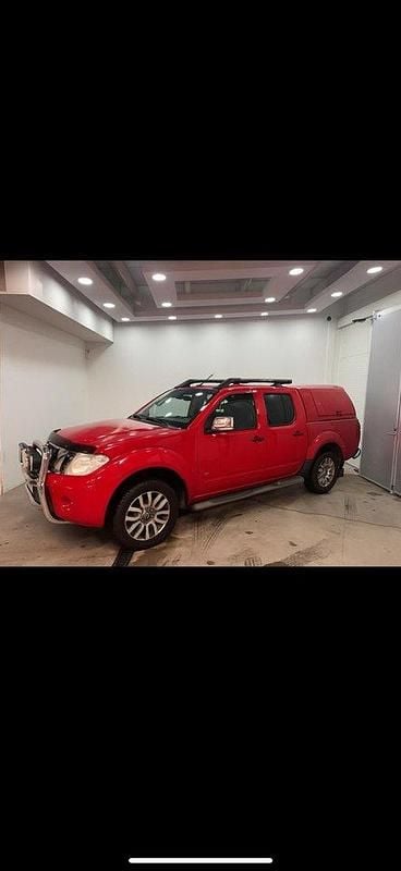 Röd Begagnad 2011 Nissan Navara Pickup | 115 500 kr (Marknadspris) - Bild 1/4