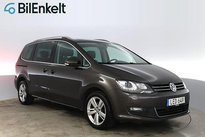 Mörkbrun Begagnad 2015 VW Sharan Minibuss | 168 900 kr (Marknadspris) - Bild 1/4