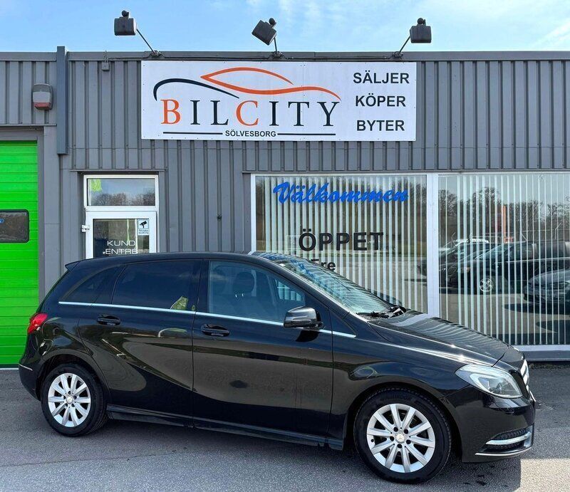 Svart Begagnad 2013 Mercedes B200 Minibuss | 79 900 kr (Marknadspris) - Bild 1/4