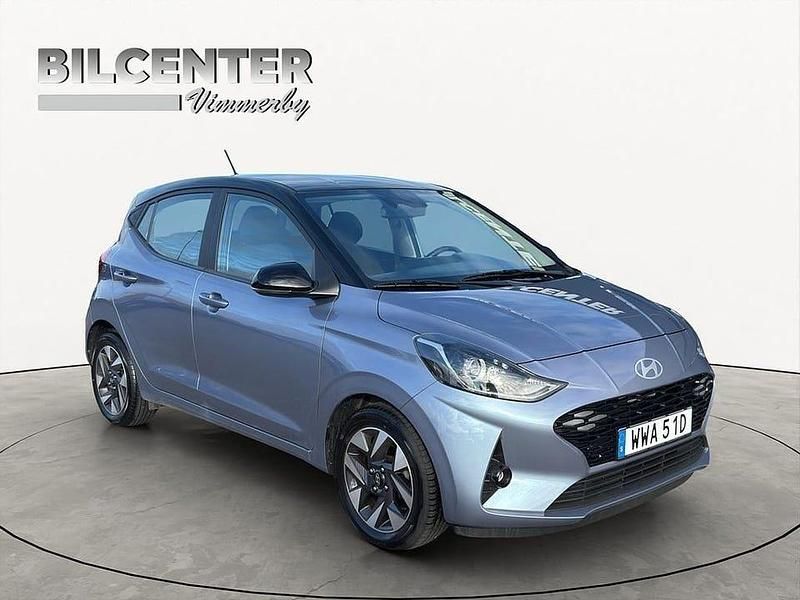 Grå Begagnad 2023 Hyundai i10 Advanced Halvkombi | 168 900 kr (Marknadspris) - Bild 1/4
