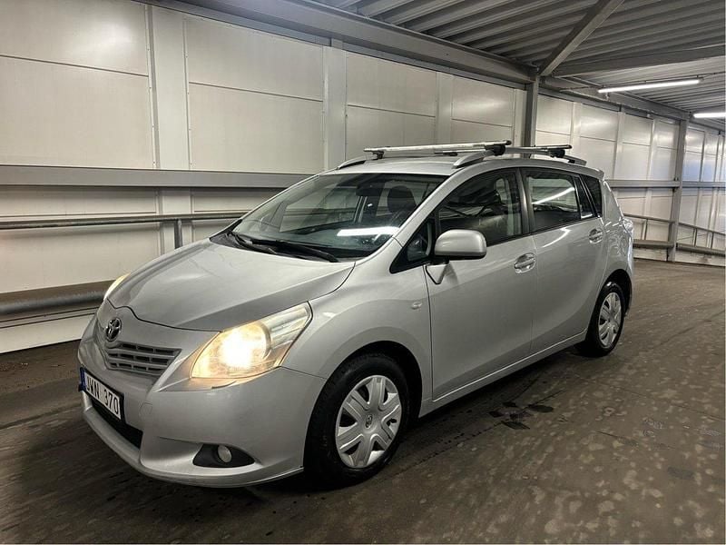 Silver Begagnad 2011 Toyota Verso Minibuss | 45 000 kr (Marknadspris) - Bild 1/4
