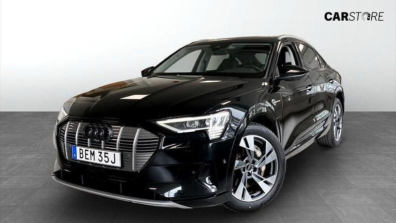 Svart (black) Begagnad 2022 Audi e-tron SUV | 419 900 kr (Lite dyr) - Bild 1/4