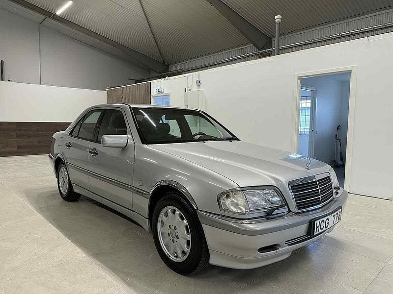Ljusgrå Begagnad 1997 Mercedes C200 Elegance Sedan | 69 900 kr - Bild 1/4