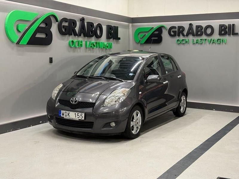 Grå Begagnad 2011 Toyota Yaris Halvkombi | 59 900 kr (Marknadspris) - Bild 1/4