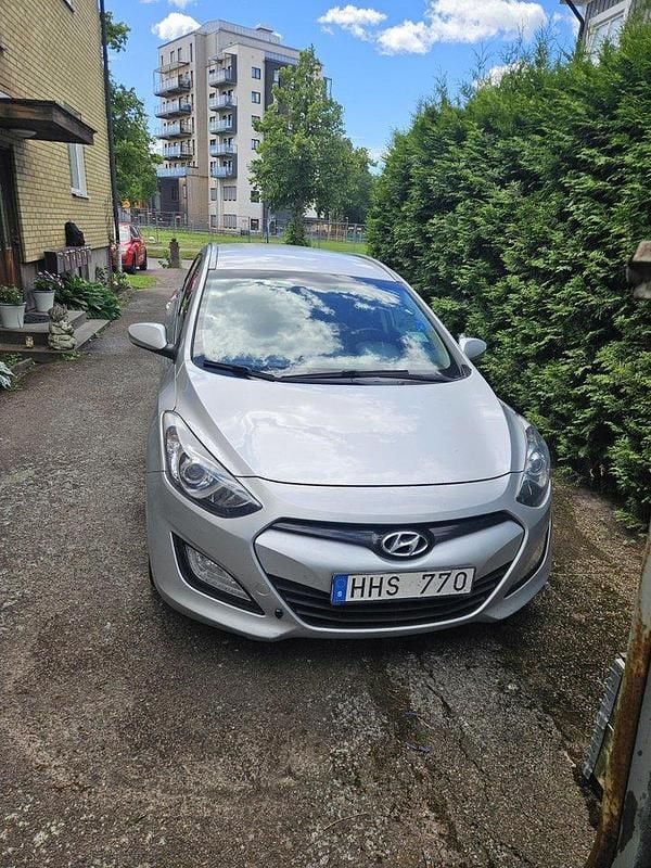 Silver Begagnad 2013 Hyundai i30 Kombi | 70 000 kr (Bra pris) - Bild 1/4