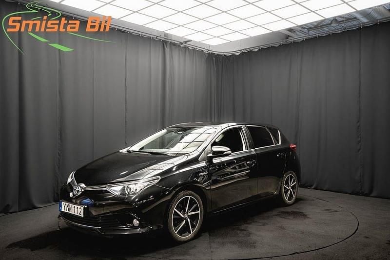 Begagnad Toyota Auris Hybrid 136 HK (100 kW) 2017 Svart Halvkombi