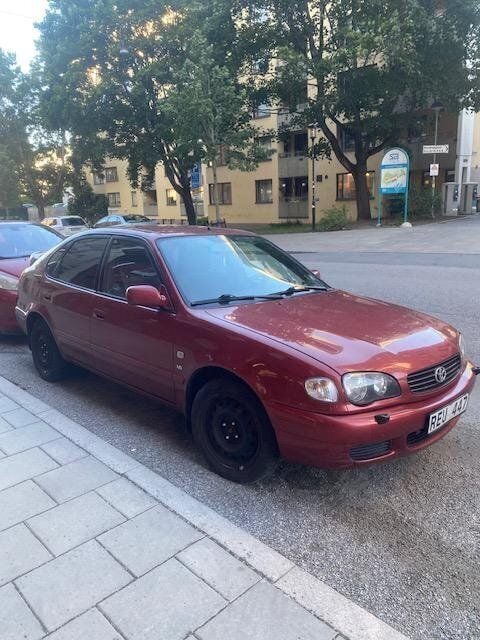 Röd Begagnad 2000 Toyota Corolla Halvkombi | 25 000 kr (Bra pris) - Bild 1/3