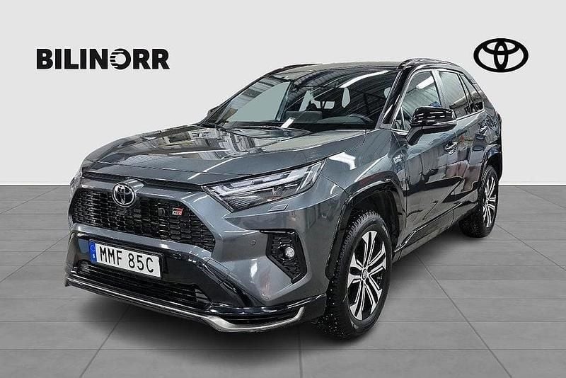 Grå Begagnad 2023 Toyota RAV4 Hybrid Sport SUV | 489 900 kr (Marknadspris) - Bild 1/4
